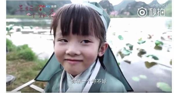 他甚至主动提到了跟他合作的小演员张艺瀚,赵又廷说他在剧中演阿离,比