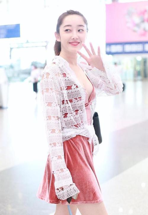 蒋梦婕为了博眼球真是拼了,穿"半截"抹胸出门,露出蕾丝边