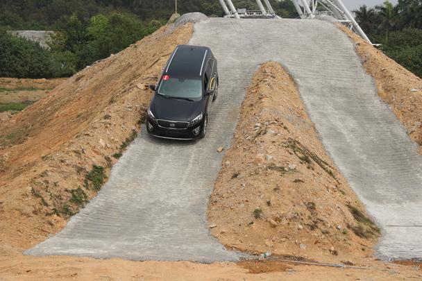 索兰托l车友试乘45度斜坡倒车体验