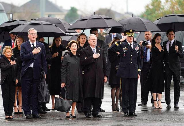 12月6日,老布什的私人葬礼在休斯敦结束时,下起了大雨.