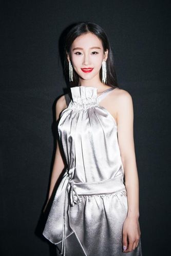 521 美女演员一一于潼