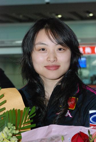 图文女子冰壶队载誉回国美女队员绽放笑容