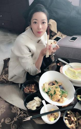 别人在剧组都是吃盒饭,唯独韩雪却与众不同,这才是高级"炫富"