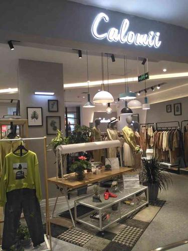 calomii卡洛弥-"商场里的主角大多时候就是服装,其实.