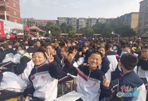 最好看的是._校服