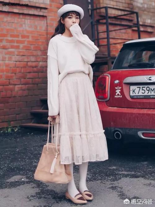 白色长筒丝袜搭配什么颜色的裙子好看?