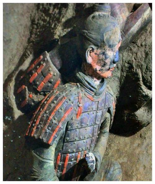 刚出土的兵马俑身上都是彩色的,现世时大部分已经掉了,这部分兵马俑