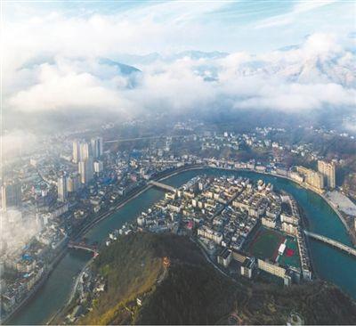 岚皋县城鸟瞰 屈兰平摄