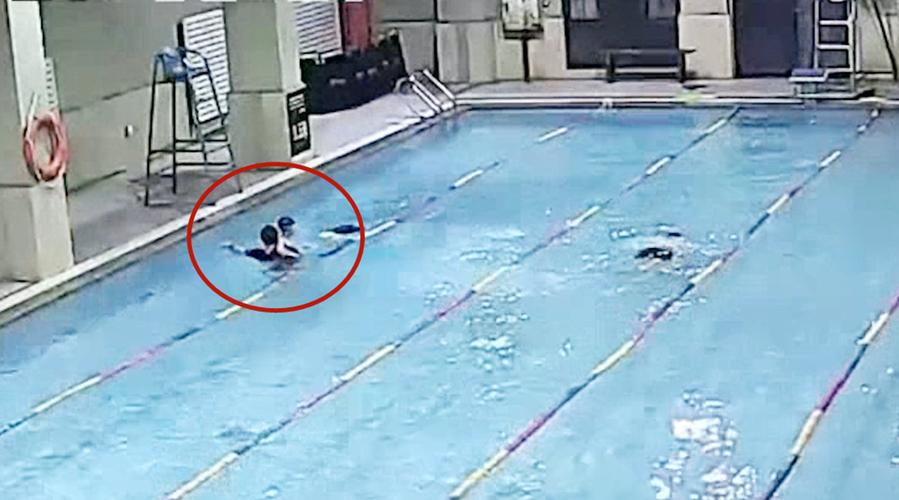孩子独自在游泳馆玩,突然溺水不断挣扎,救生员秒