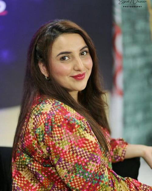 年6月,hareem shah 发布了一张带有"alhamdulillah"标题的婚礼照片