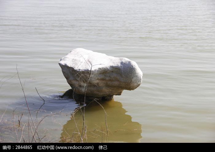 湖泊中央立着的一块大石头