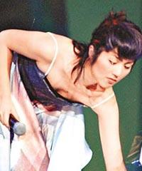 穿低胸小背心还弯腰,杨千华"春光乍泄".