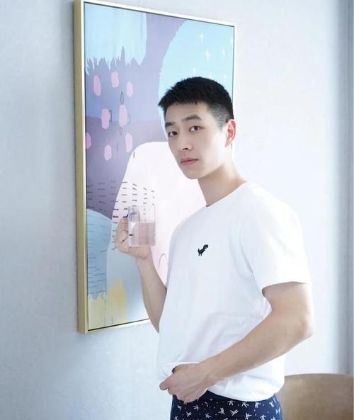 身高178,体重65公斤的英俊白净小鲜肉,身材好颜值高的文艺男!