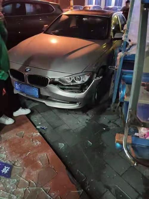 突发!灵溪一门店被撞,宝马车遭殃