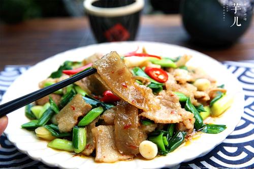 家人最爱这道菜,做法简单,肥而不腻,好吃又下饭,比回锅肉还香_蒜苗