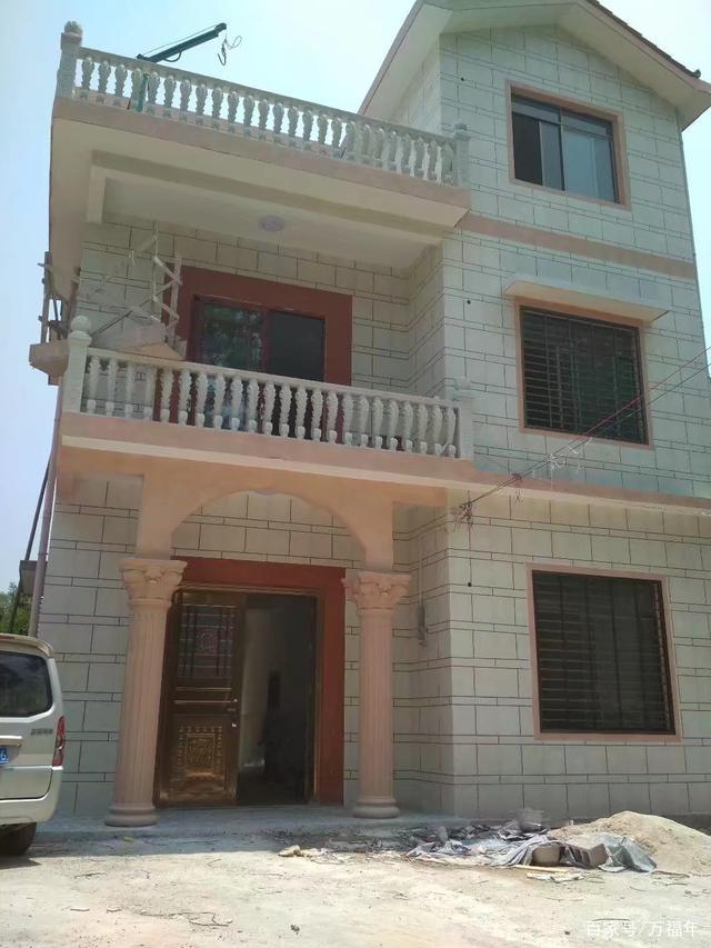 漂亮的农村自建房:阳台水泥护栏喷漆喷砂大气显档次