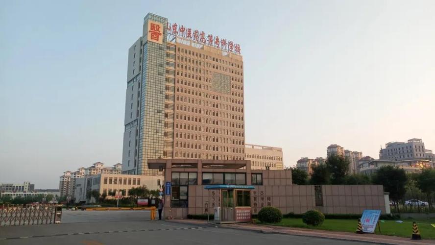 山东分站 院校传真   1958年10月莱阳专区中医学校在美丽的海滨-烟台