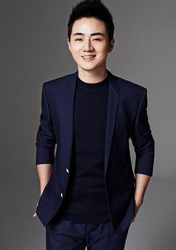 "萌男"余少群秀厨艺 "村长"爱好广受称赞