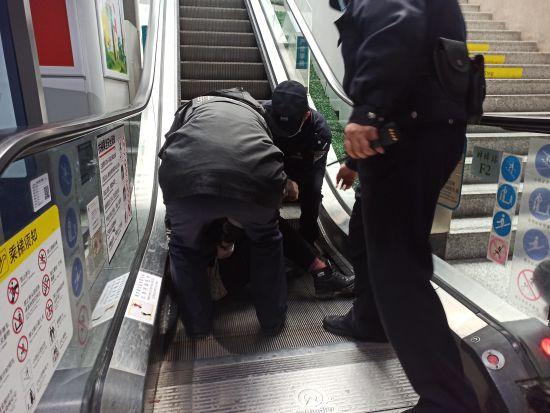 电梯失足摔伤铁警暖心救助