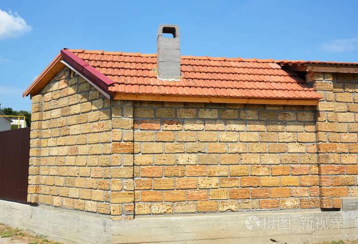 房屋小木屋建设采用红粘土屋顶浮石烟囱及石灰石墙