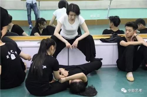 中影艺考形体训练课 "形"是表演四门功课之一,针对形体考查,不需要