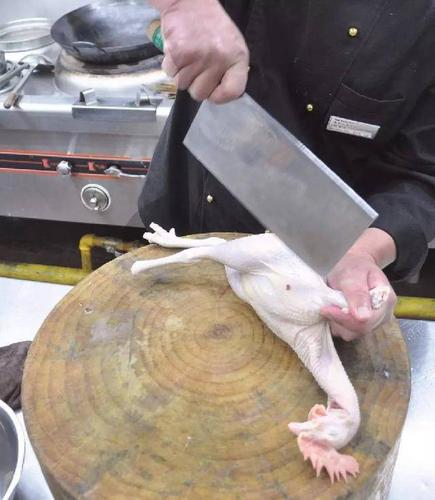 3,去除嗉囊和内脏.