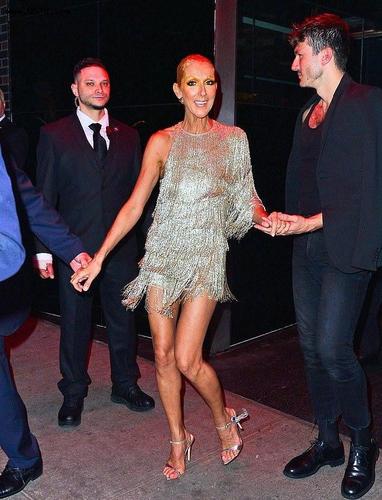 51岁席琳迪翁怎么瘦成这样?穿红色裤装瘦得让人心疼,霸气挡不住