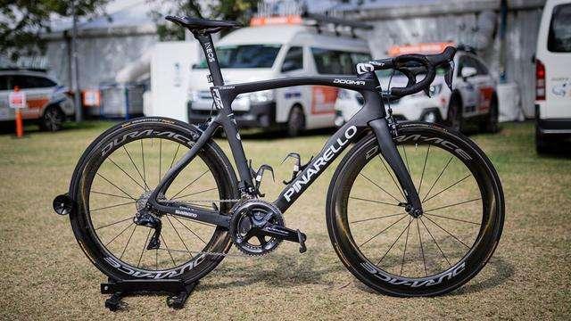 宝马撞自行车,司机想200块私了,自行车主:这行字母认识吗?