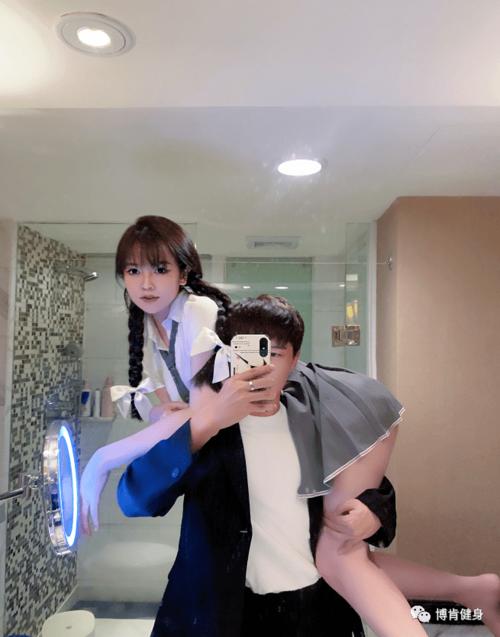 "男友力爆棚过肩抱"刷屏的背后,是每个肌肉男春天的到来?