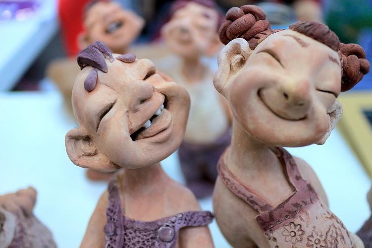 这些风格粗犷,表情夸张的泥塑里,浸透着泥土的清香,有着浓郁的地方