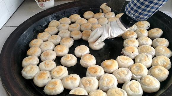 新出锅的粘火勺,东北特色粘火勺