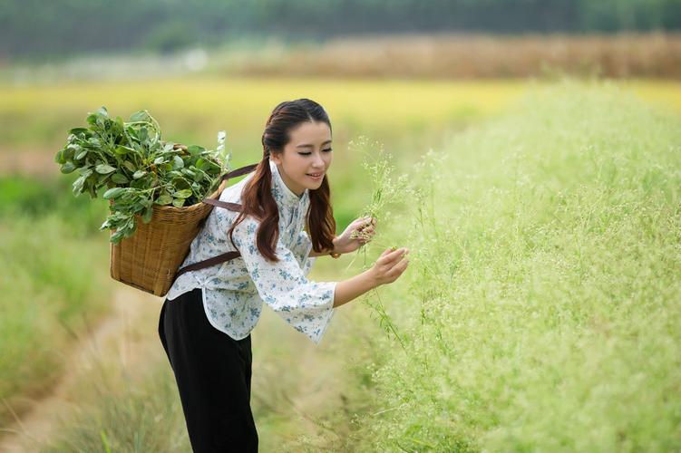 农家少女野外写真美图