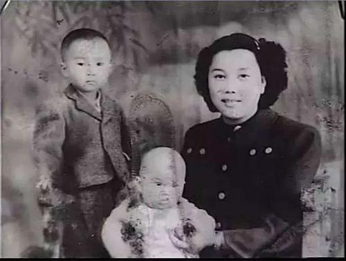 王洛宾妻子黄静和两个儿子