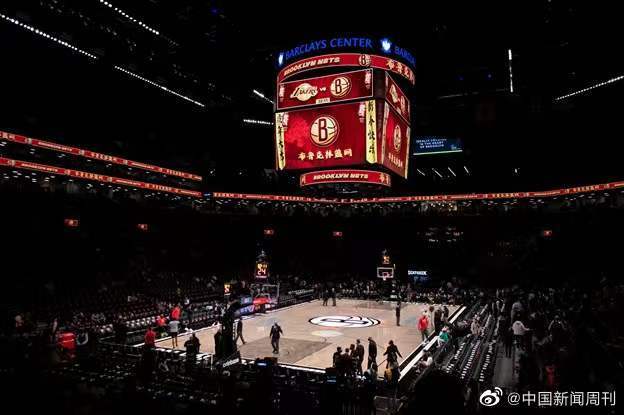 原本是黑白配色的主调变成了赤金的中国色彩,布鲁克林篮网的名称也