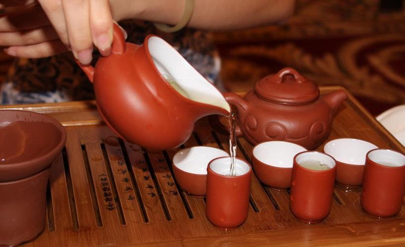 茶具斟茶图片