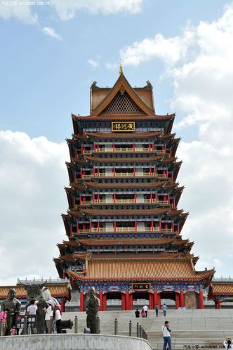 建筑由主楼,角楼,牌楼,12生肖图腾柱,镇河铁牛等附属建筑和雕塑组成