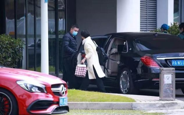 孙俪富婆身份终曝光300万专车接送上下班她还穿冬装真养生