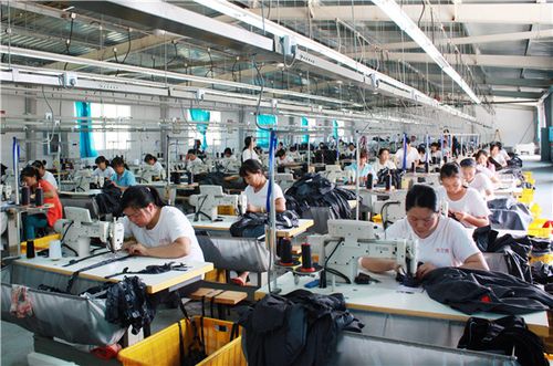 图为白河县天尔秀服装服饰公司生产车间