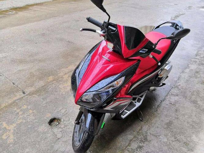 二手葵潭内转手一辆2015年的泰国弯刀摩托车