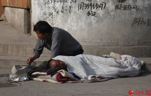 就是他们俩交警上前劝说.年轻人号称,父亲病重瘫痪,为了看病无奈乞讨.