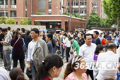 合肥滨湖寿春中学招生场面火爆上千名家长连夜排队抢名额
