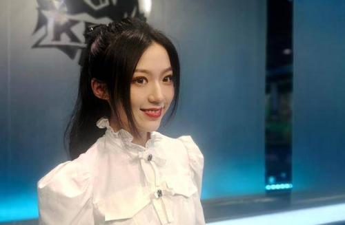 美女解说天云首秀,李九抢占榜一,天云调侃绯闻男友:你开小差了