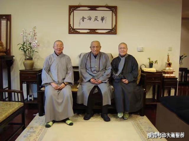 梦参长老(中),持行法师(左一)与隆迅法师(右一)返回搜狐,查看更多
