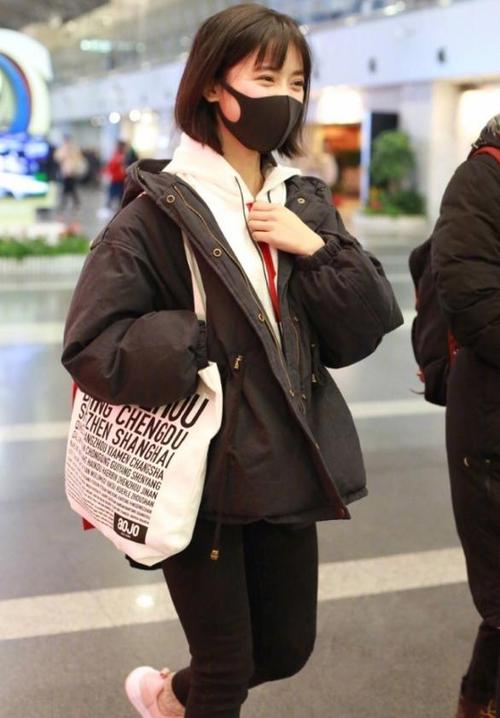 21岁沈月现机场,穿黑裤都遮不住短粗腿,网友:就这也能