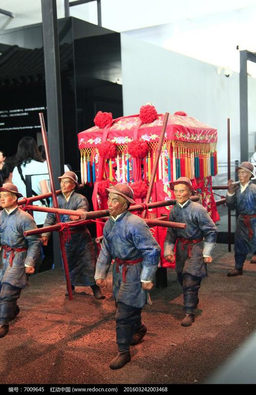 抬轿子的泥塑人物