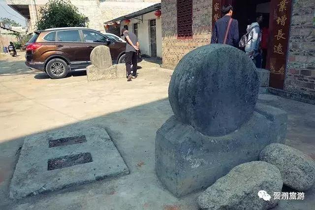 "林氏宗祠"前的阴阳石鼓,左边圆的为太阳石鼓属阳石,右边缺边的是月亮