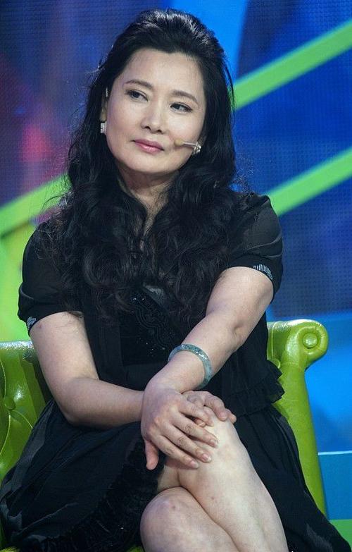 何赛飞真不愧是国家一级演员身穿黑裙风情依旧看着从容又大气