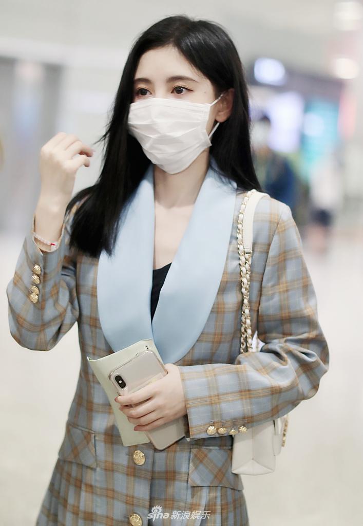 鞠婧祎穿格纹工装裙清新可爱 对镜撩发