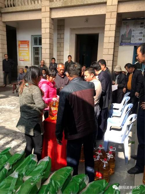 波美热心乡贤慰问精准扶贫户,发放了大米,食用油及慰问金.