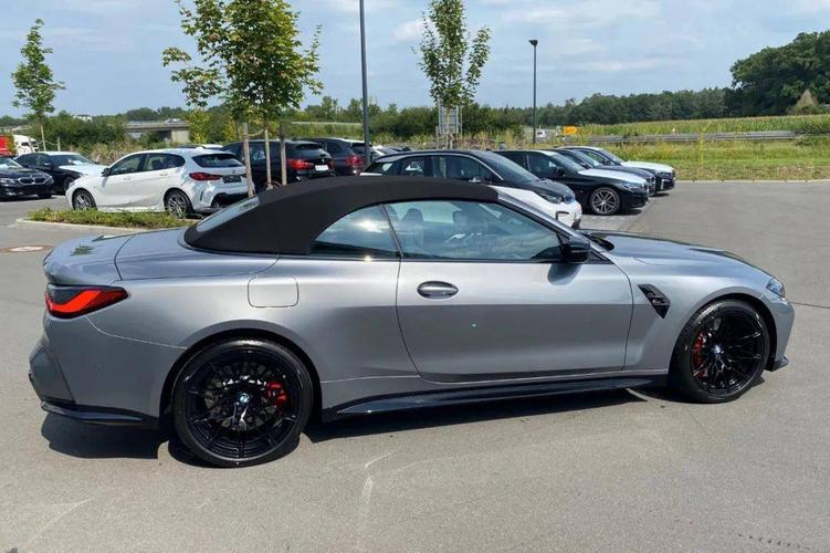 全新宝马m4敞篷车到店,摩天灰车漆喜欢吗?